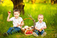 Фото детей в весеннем саду, на лужайке, с клубникой и пасхальными куличами
