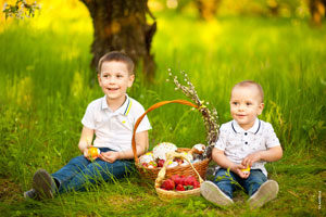 Фото детей в весеннем саду на зеленой лужайке