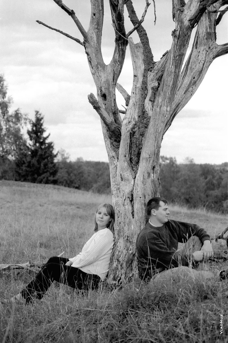 Жанровый фотопортрет девушки с мужчиной у старого дерева