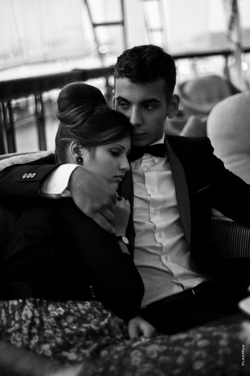 Жанровый черно-белый фотопортрет юноши в объятиях с девушкой