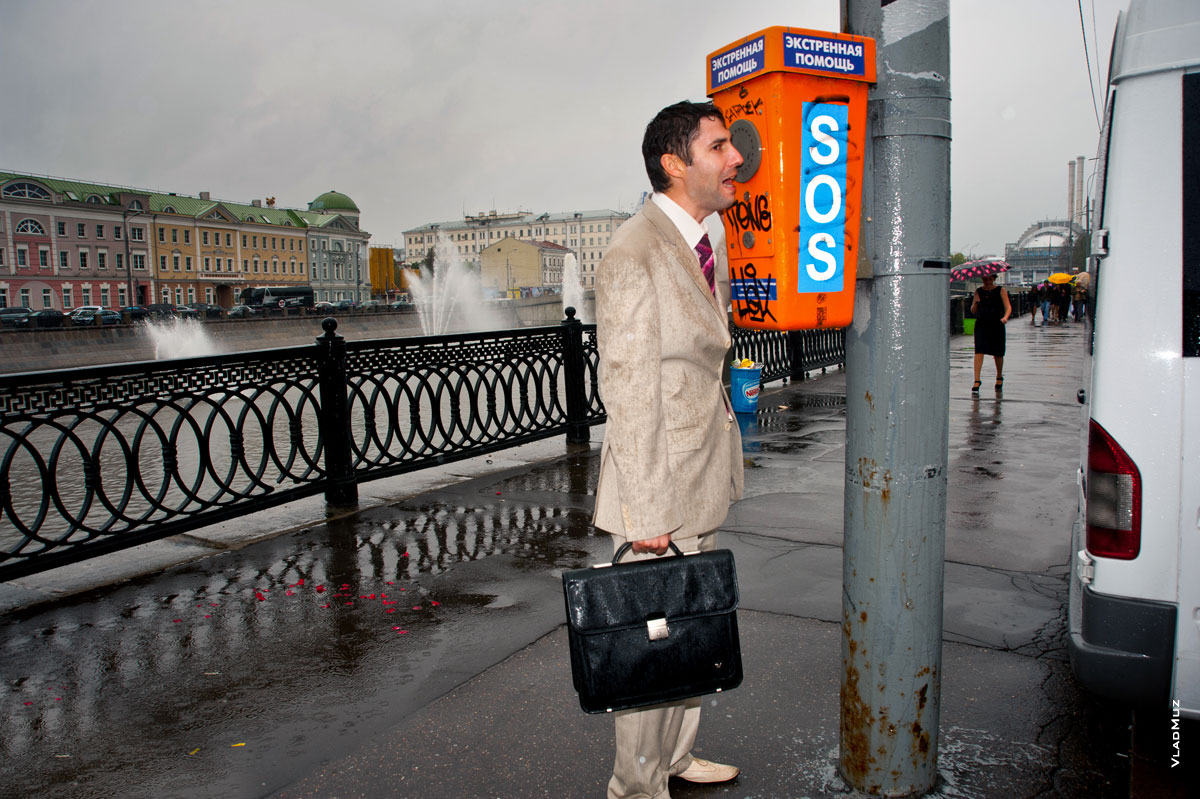 Жанровый портрет мужчины в образе беспомощной российской интеллигенции у аппарата экстренной помощи SOS