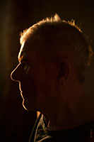 Жанровый фотопортрет мужчины с рефлексом по контуру лица, в контровом свете заходящего солнца