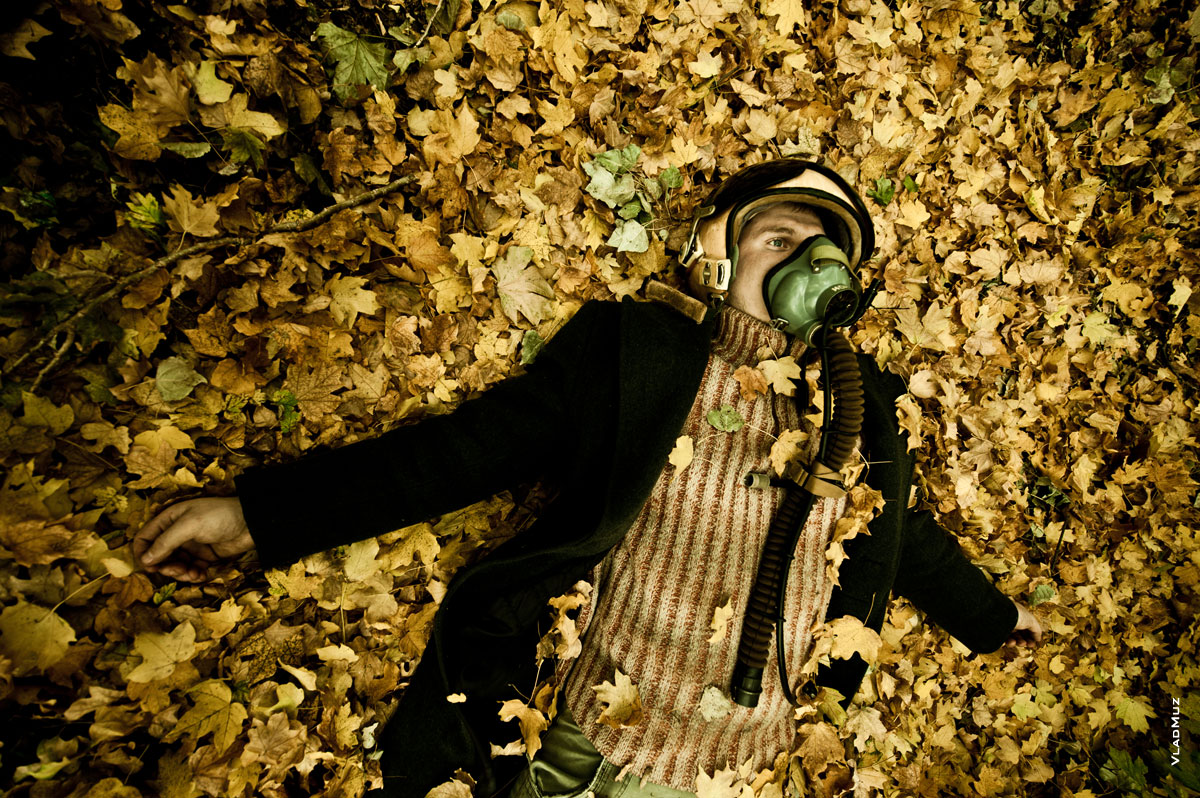 Летчик Ионов слетел с крыши: фотопортрет мужчины в защитном шлеме летчика, лежащего в листве на земле