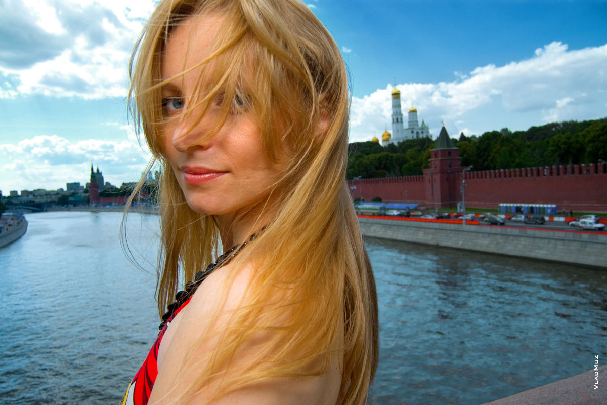 Фотопортрет девушки на улице, на фоне Москвы-реки и Московского Кремля