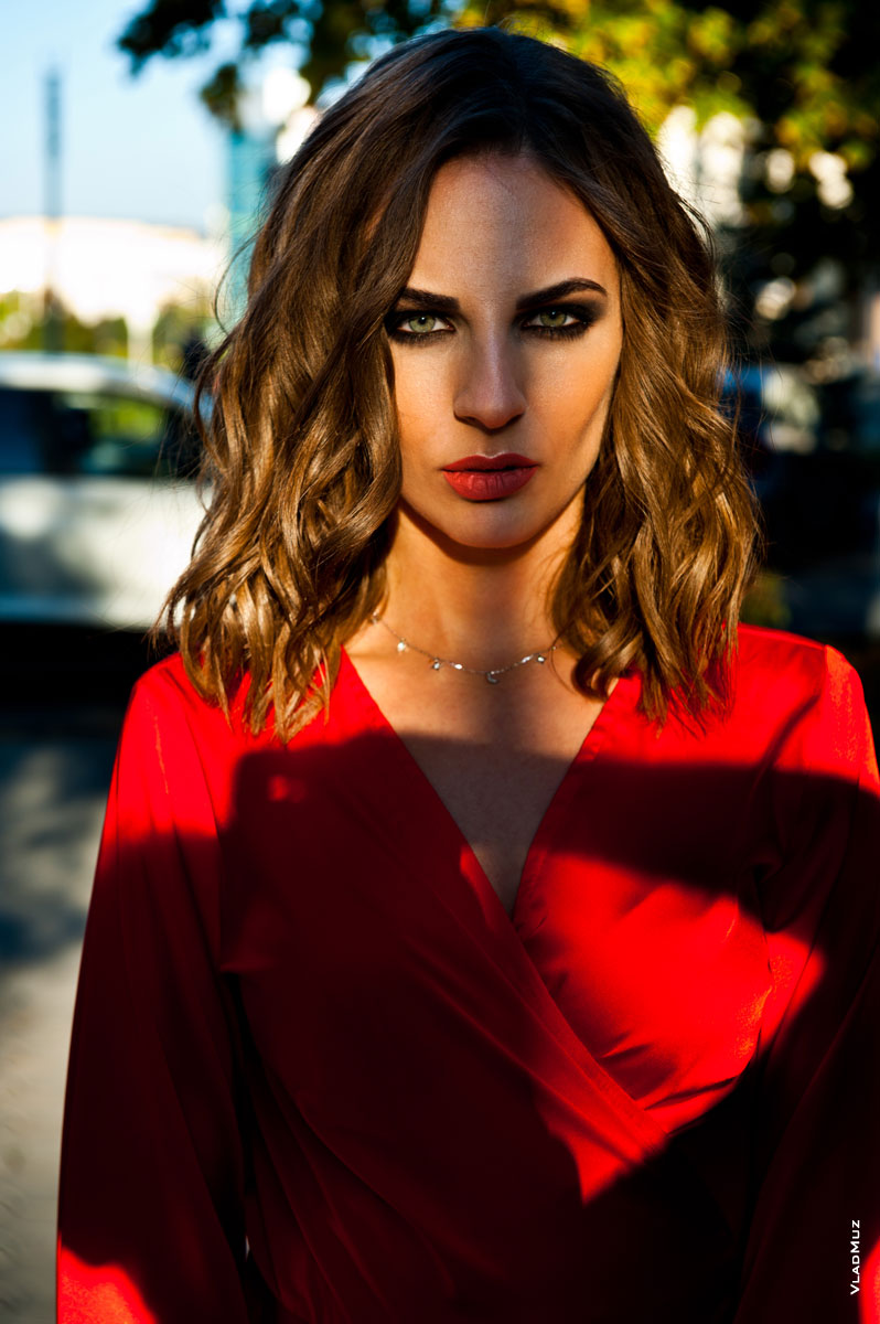 Модный фотопортрет девушки-модели в красном платье с макияжем «смоки айс» (smoky eyes)