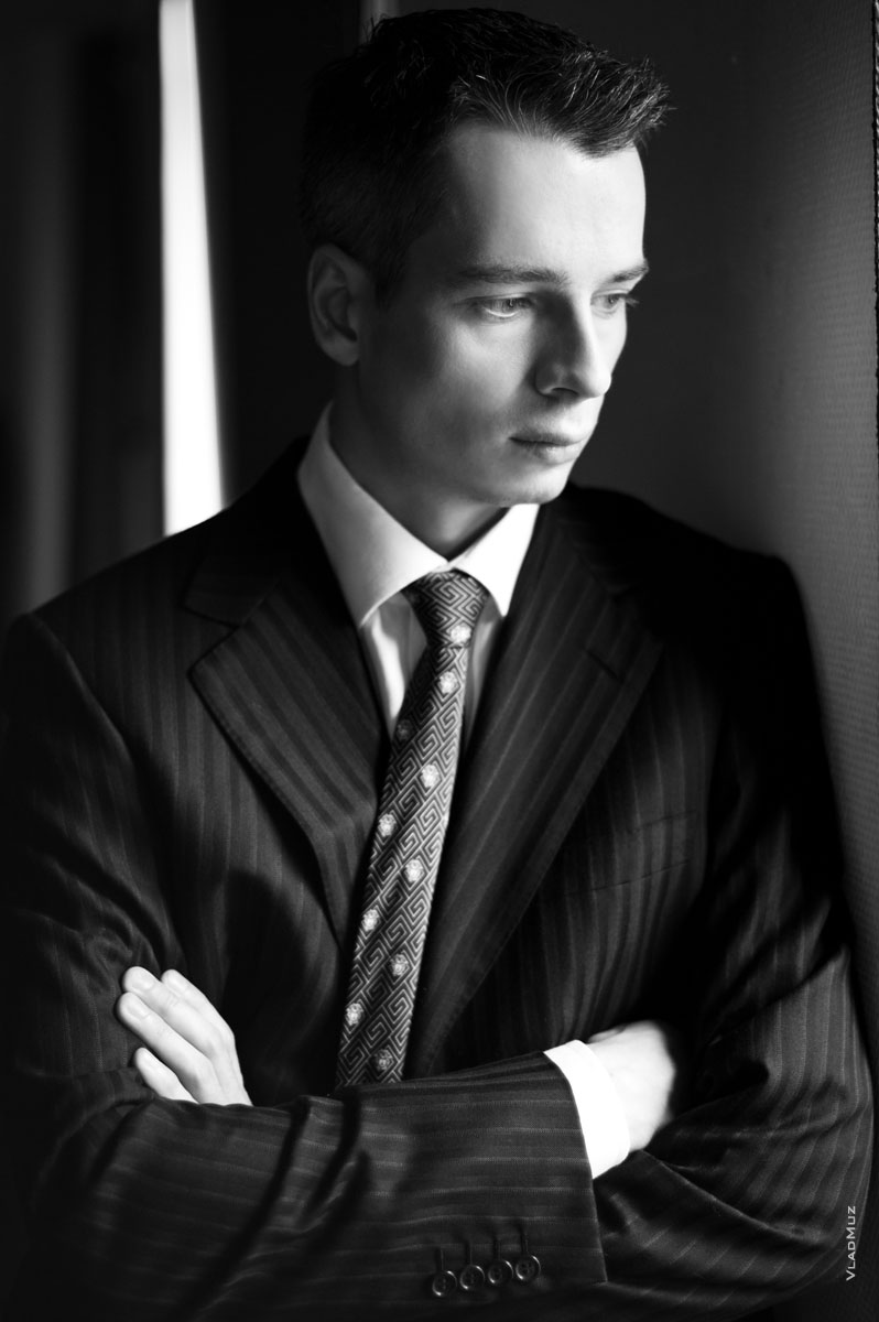 Черно-белый мужской фотопортрет в деловом стиле, руки сомкнуты на груди