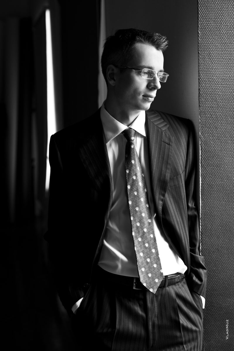 Фото мужчины в костюме с галстуком, руки в карманах