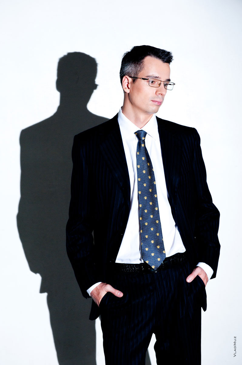 Мужской поясной бизнес портрет на белом фоне с жестким светом (и тень на фоне), как в бизнес клипартах