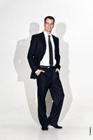 Модный деловой фото портрет успешного мужчины в костюме, в полный рост, на белом фоне