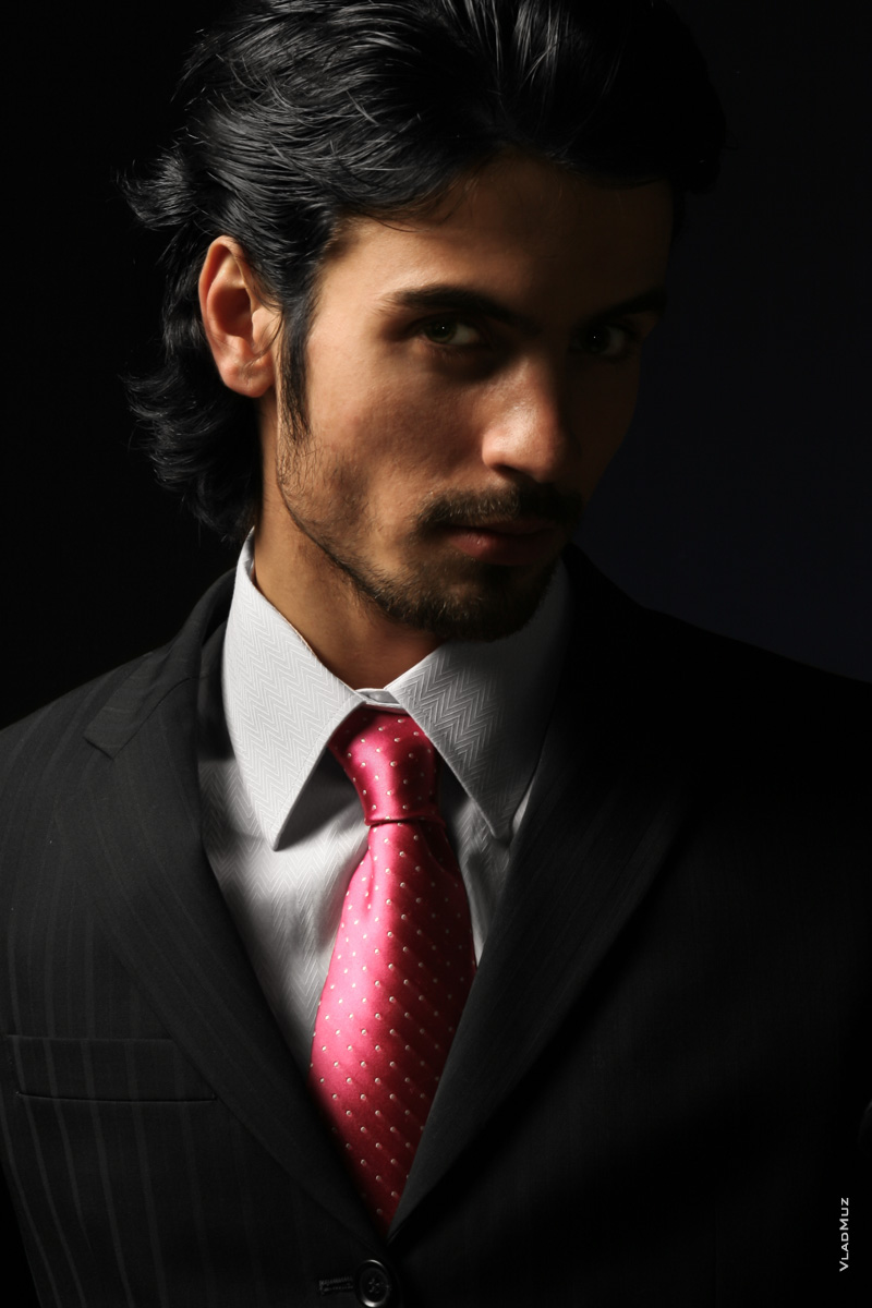 Модный мужской фотопортрет в костюме и галстуке для рекламы