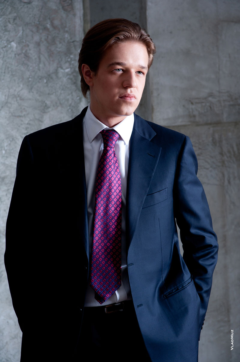 Модный студийный фотопортрет мужчины-модели в костюме и галстуке