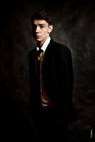 Контрастный фотопортрет мужчины в костюме с галстуком в студии