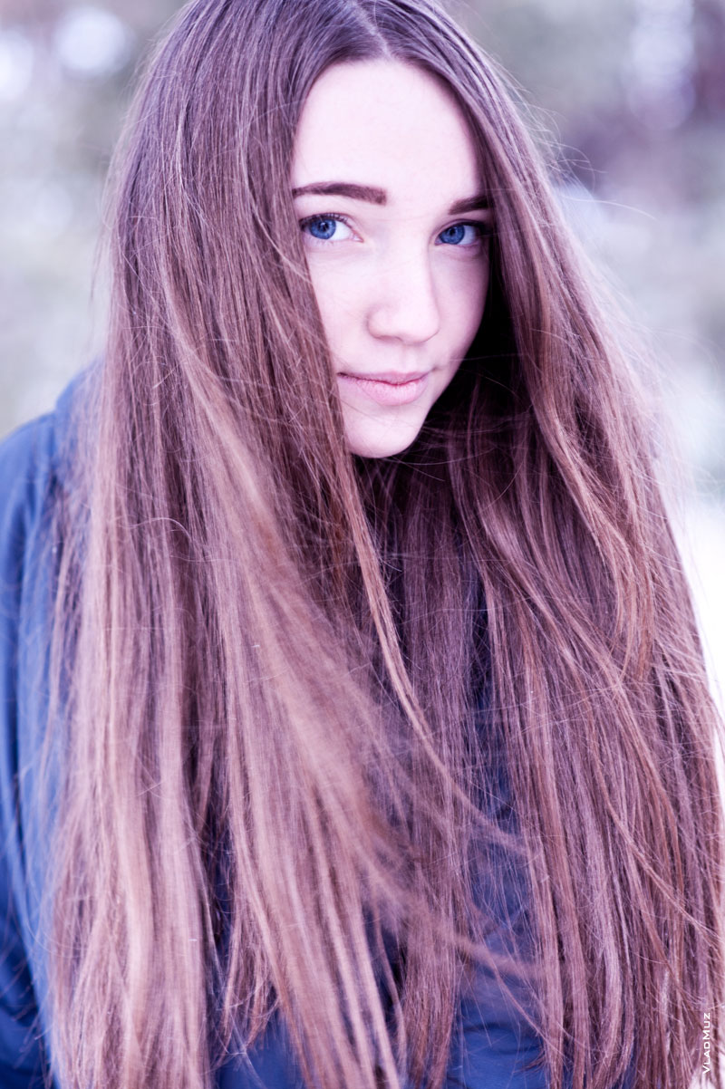 Фотопортрет девушки с длинными прямыми волосами