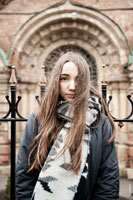 Портретное фото девушки на фоне свода оконной арки Александровского собора в Новочеркасске