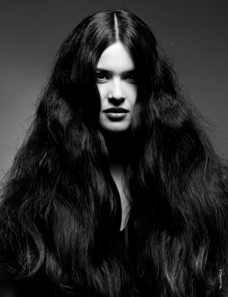 Фото портрет девушки-брюнетки с длинными волосами, закрывающими лицо