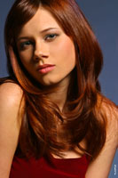 Фотопортрет девушки-модели в бордовом платье, с бордовыми волосами