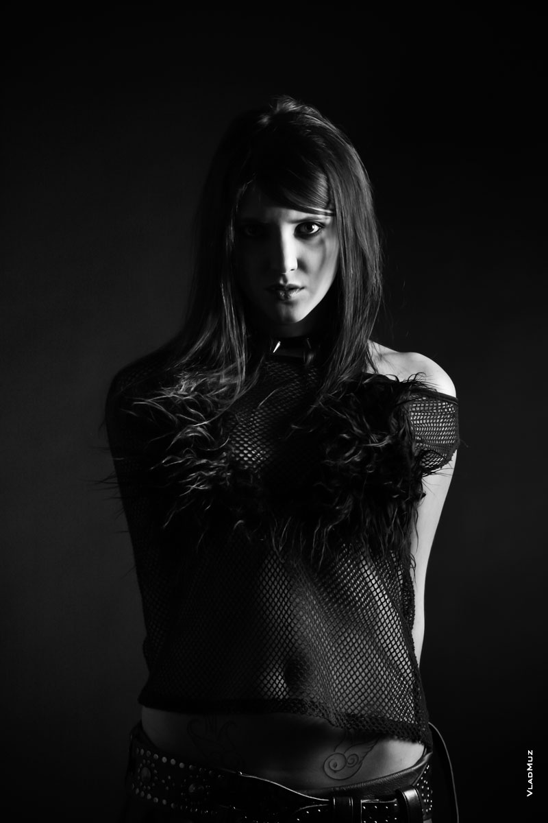 Черно-белый фотопортрет девушки в готическом стиле, в темной тональности, с высоким контрастом, на черном фоне