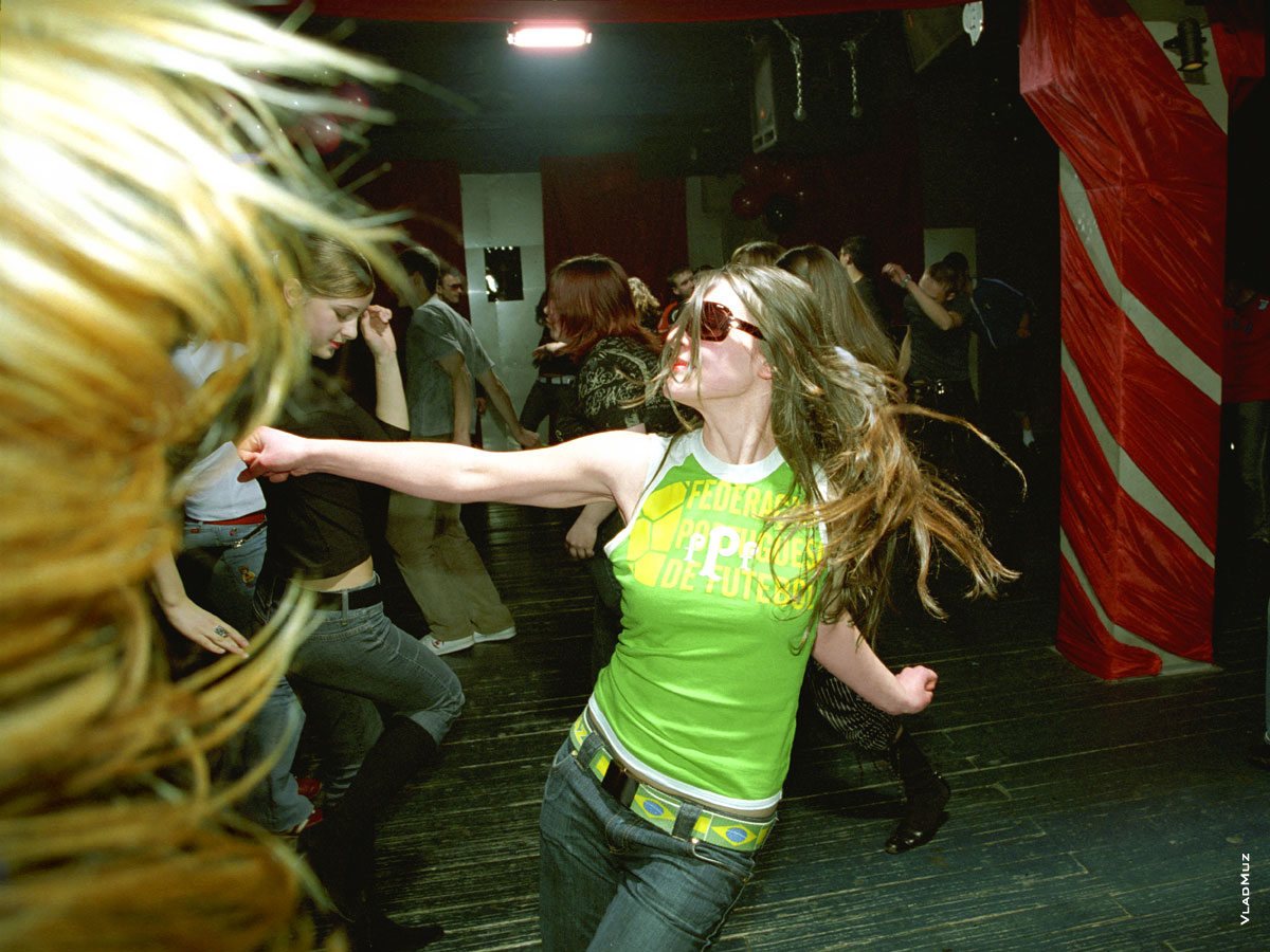 Фото девушки, танцующей в ночном клубе