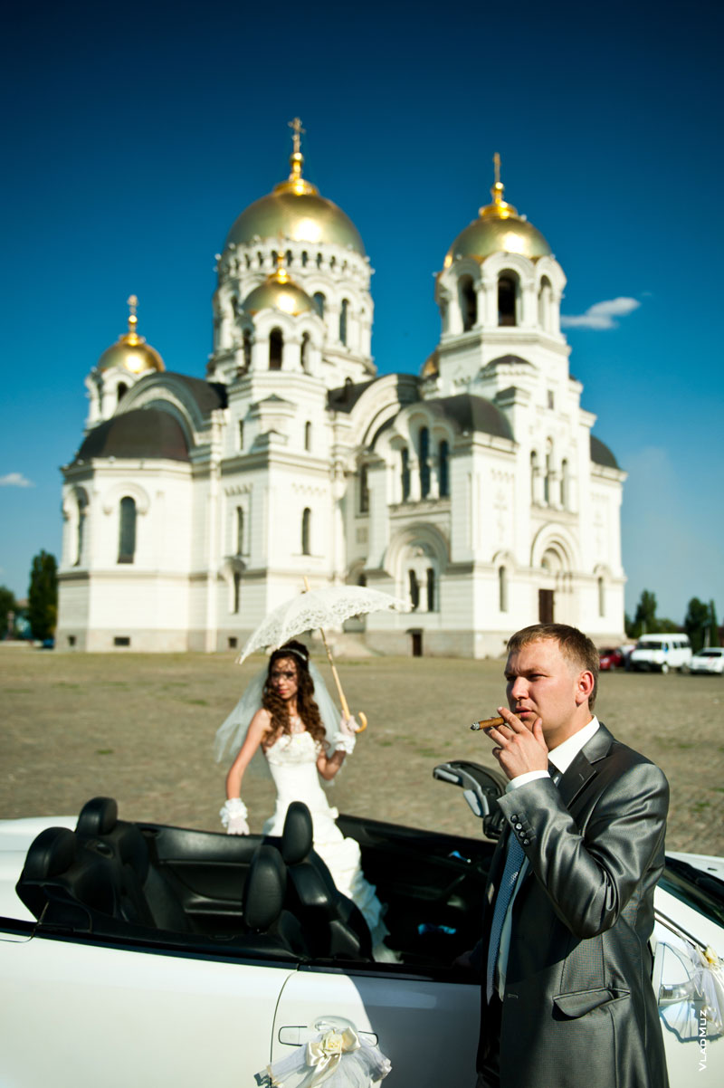 Фото жениха и невесты у кабриолета на фоне собора в Новочеркасске