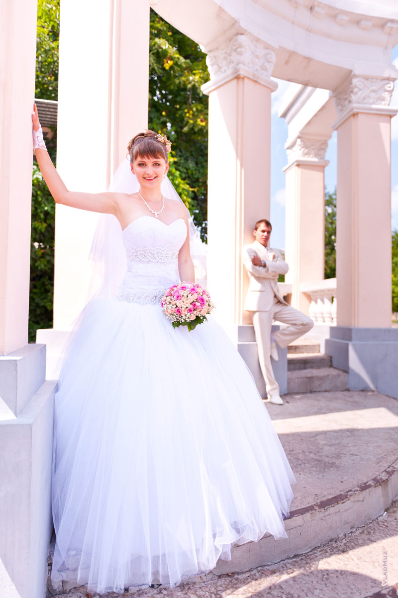Фото невесты и жениха на фоне колоннады Александровского парка Новочеркасска