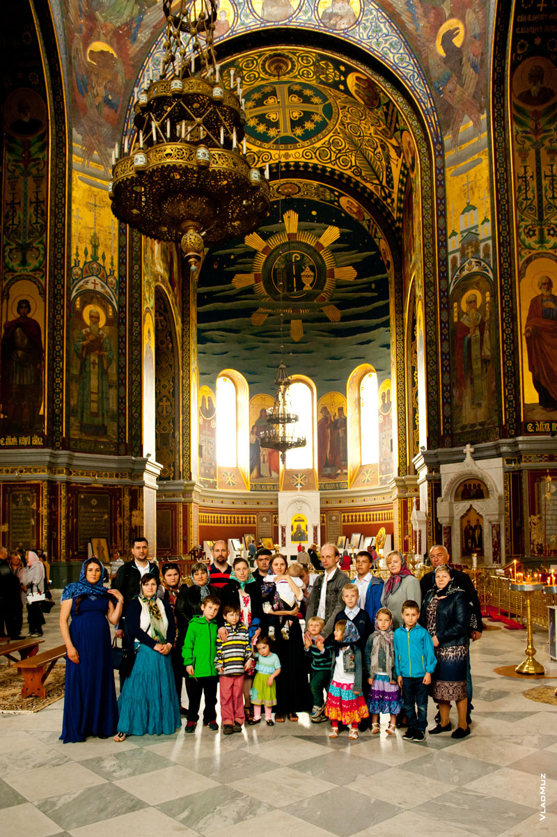 Групповое семейное фото после крестин внутри Вознесенского собора Новочеркасска