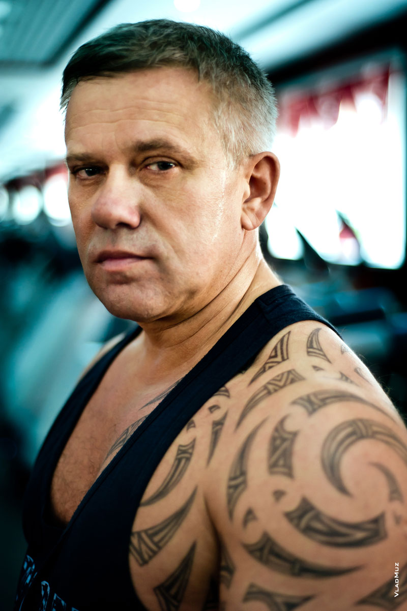 Фотопортрет мужчины с татуировкой