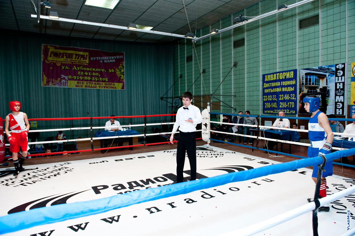 Фото начала боксерского поединка: бойцы в углах ринга, рефери — в центре