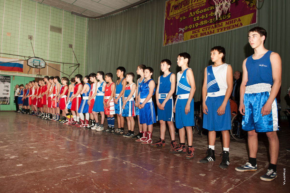 Фото юных боксеров во время церемонии открытия первенства по боксу в Новочеркасске