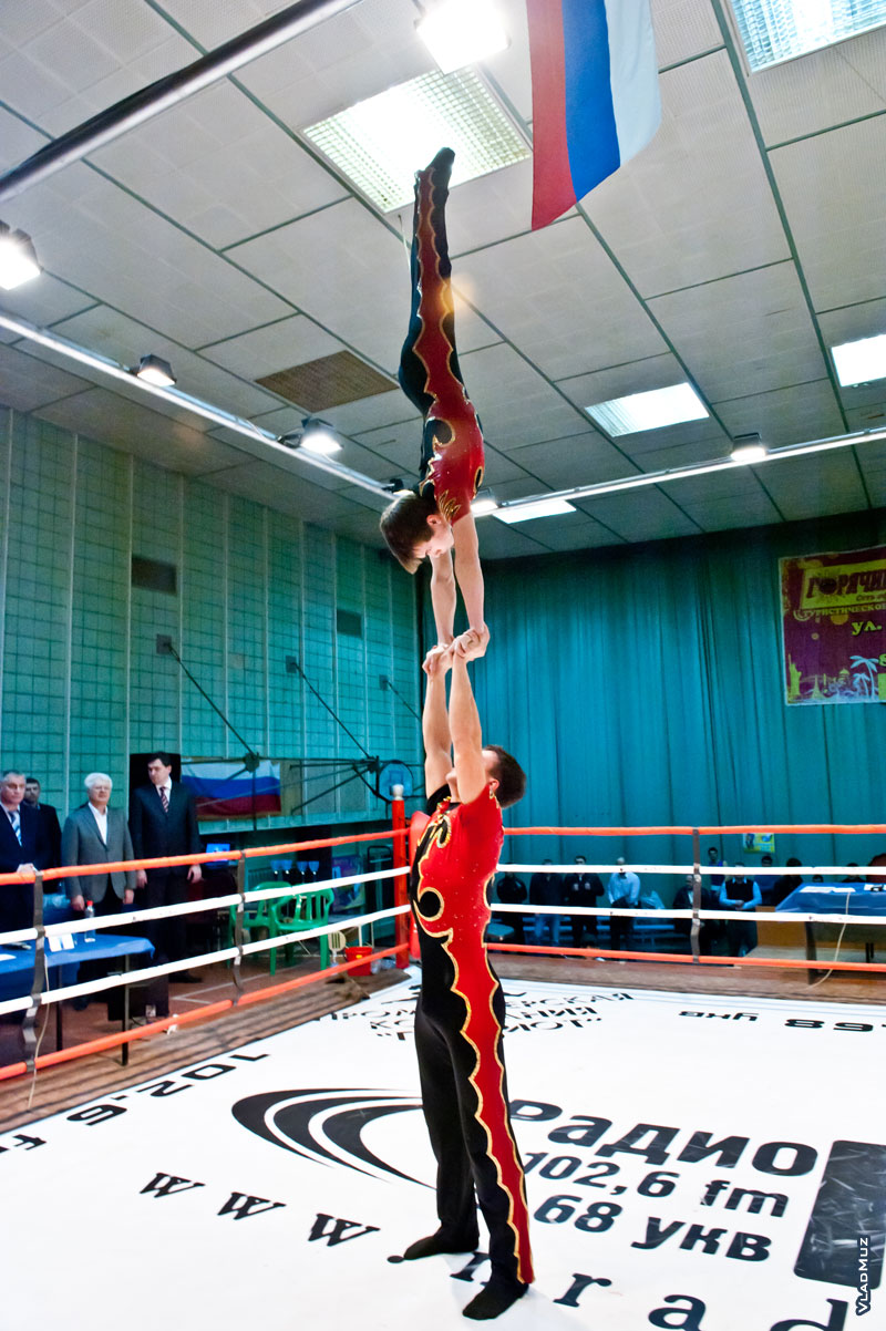 Фото акробатов: показана стойка в паре на двух руках