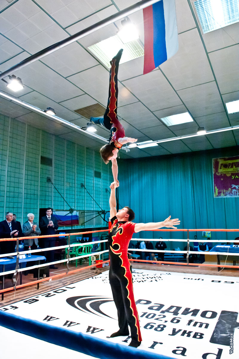 Фото акробатов: стойка в паре на одной руке