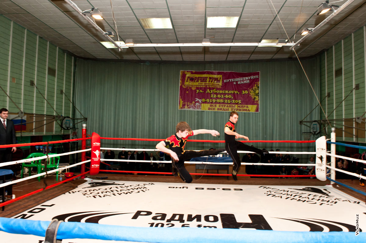 Фото прыжков акробатов на ринге