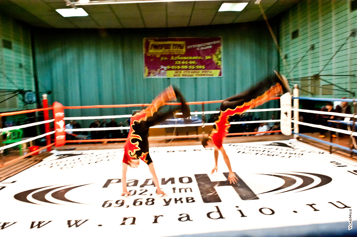 Динамичное фото акробатов на ринге