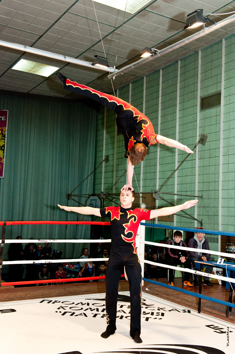 Заключительное фото акробатического выступления на ринге спортклуба «Атланта-Спорт» в Новочеркасске