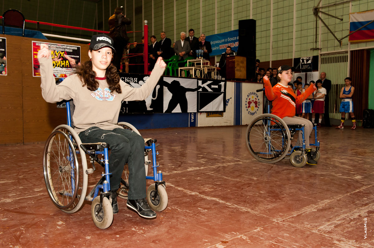 Фото девушек, танцующих на инвалидных колясках