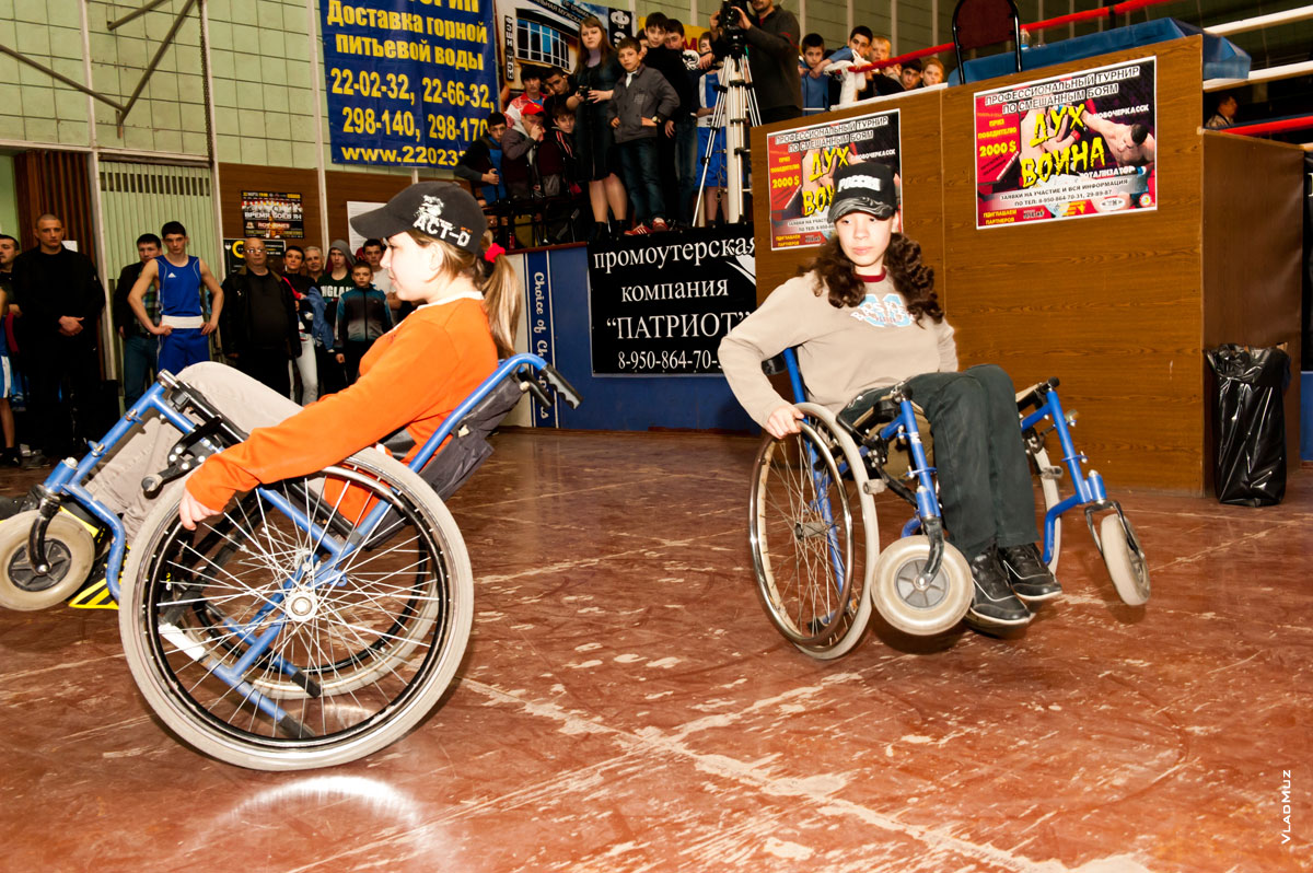 Фото девушек, танцующих на инвалидных колясках под музыку