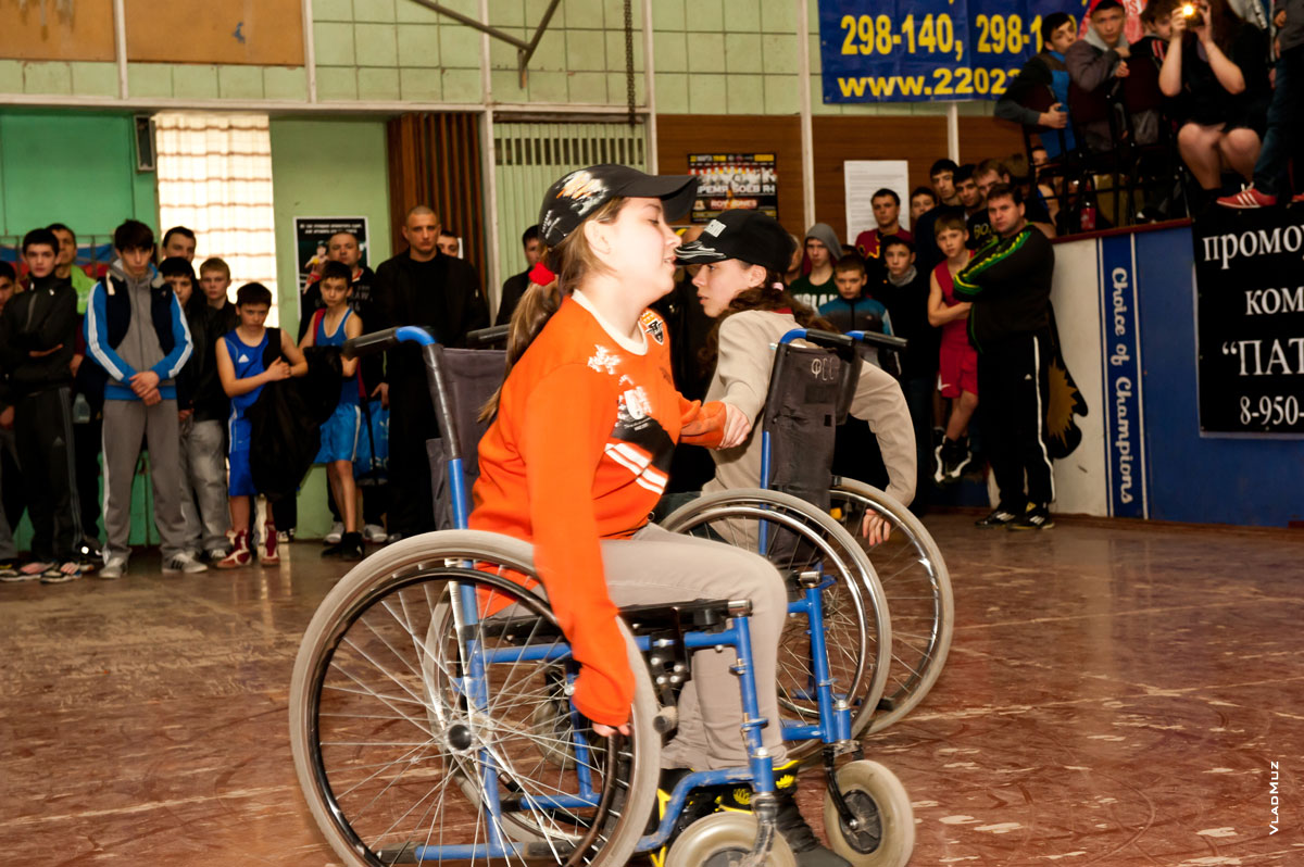 Фото выступления девушек на инвалидных колясках