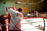 Фотография боксеров в углах ринга перед началом боя