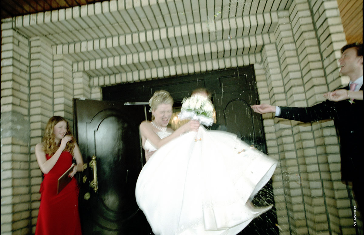 Фото выноса невесты из ЗАГСа: невеста - свадебная мишень