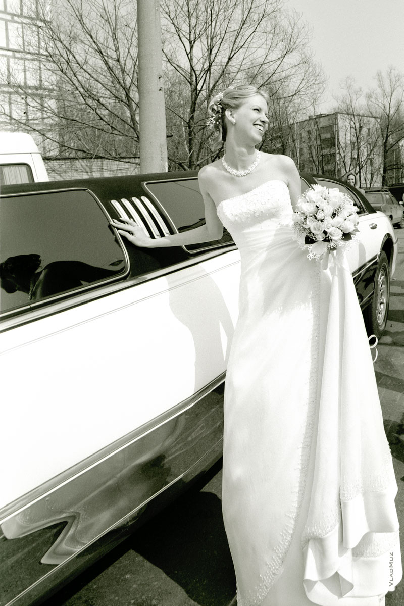 Фото невесты у свадебного лимузина
