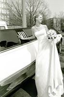 Невеста у свадебного лимузина
