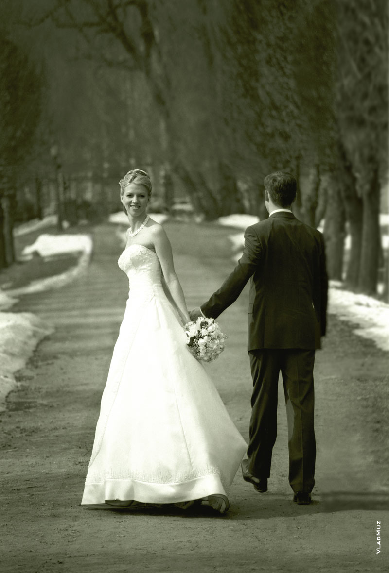 Свадебный фото штамп во время свадебной прогулки: невеста обернулась