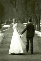 Свадебный фото штамп во время свадебной прогулки — невеста обернулась, а жених нет