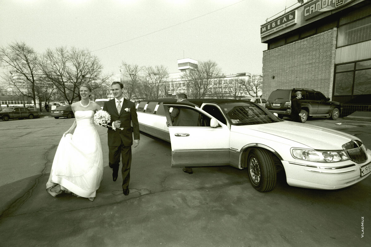 Фото жениха и невесты, выходящих из свадебного лимузина