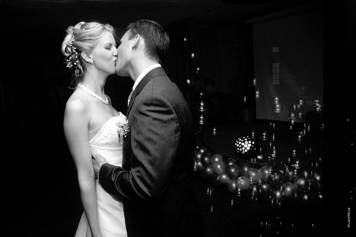 Фото крепкого садебного поцелуя жениха и невесты в ресторане
