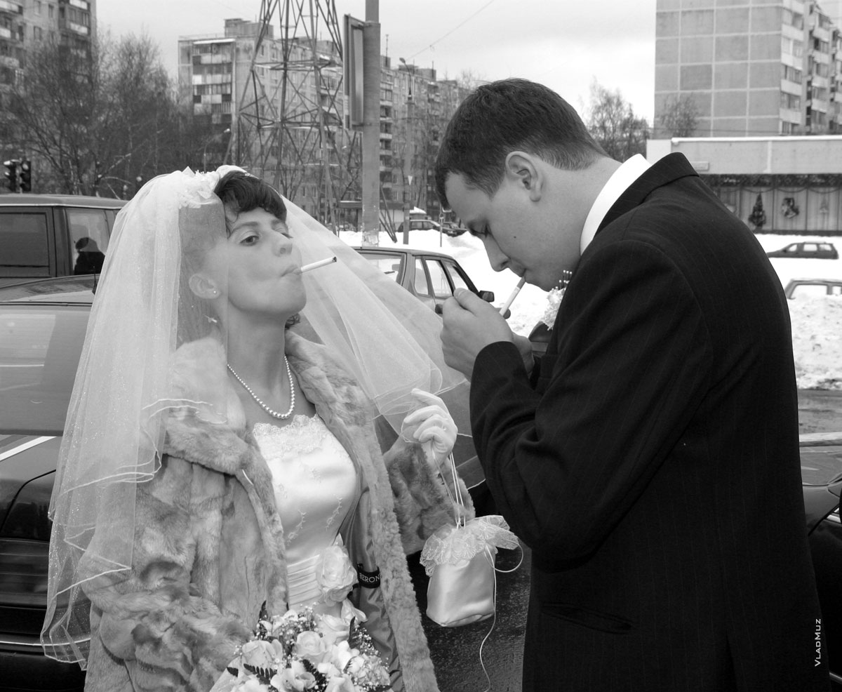 Фото жениха и невесты с сигаретами со свадьбы под названием «Нервы.. Курим!»