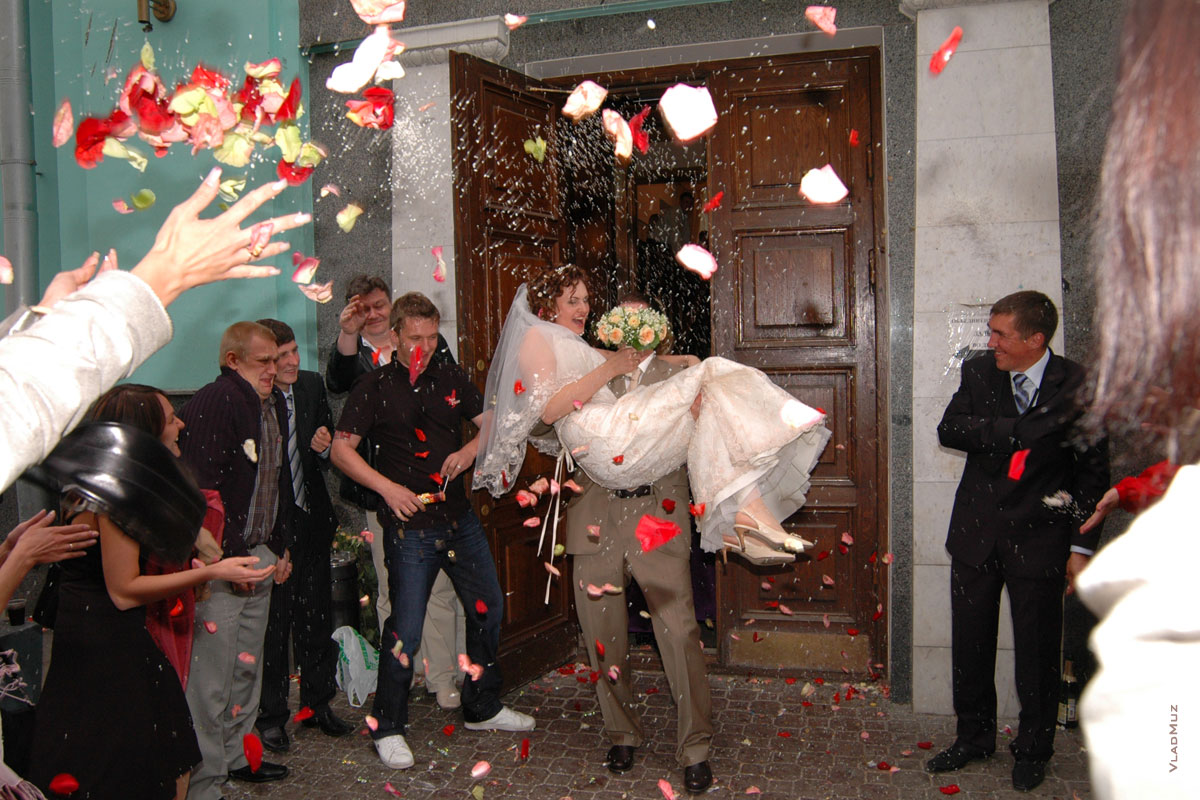 Фото сцены перед ЗАГСом в Москве: вынос невесты, брызги розовых лепестков и пшена