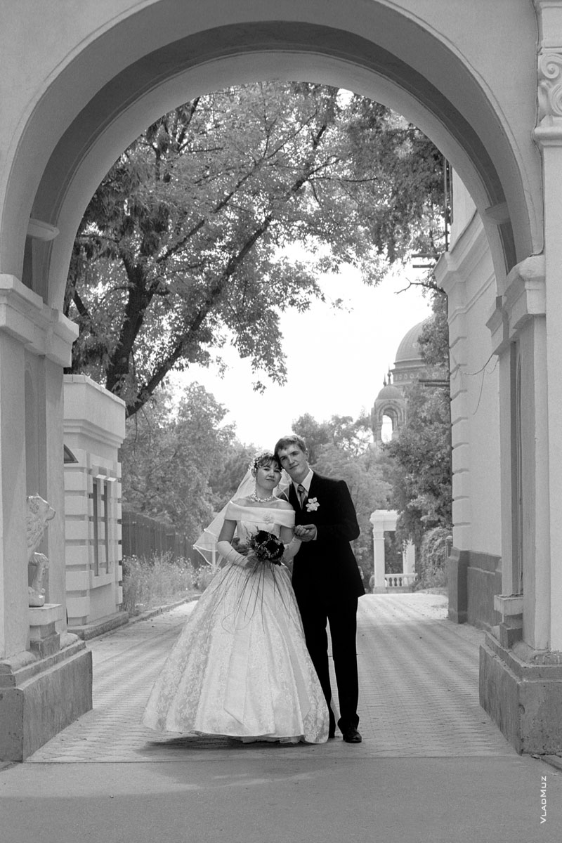 Свадебная фотография жениха и невесты в арке Александровского сада в Новочеркасске