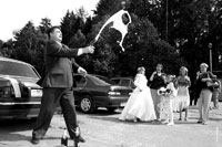 Фото брызг шампанского во время свадебной прогулки в Пушкино