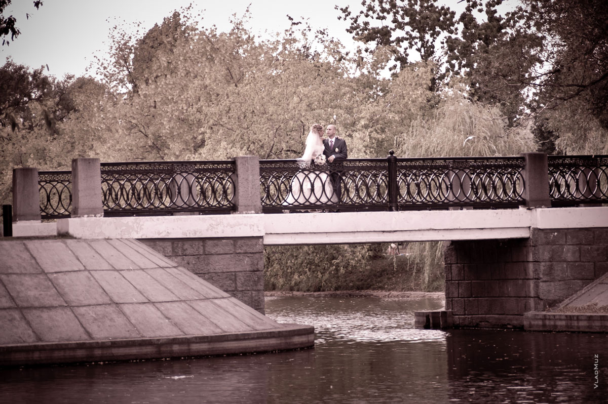Фото жениха с невестой на мосту Новодевичьего монастыря в Москве