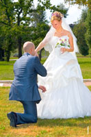 Жених целует невесте руки